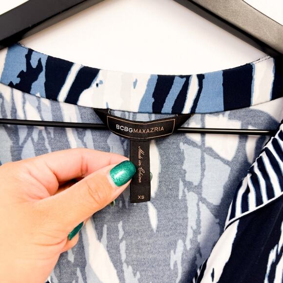 BCBGMaxAzria | Koe V-Neck Printed Stretchy Shift Dress Blue | XS - Picture 6 of 12